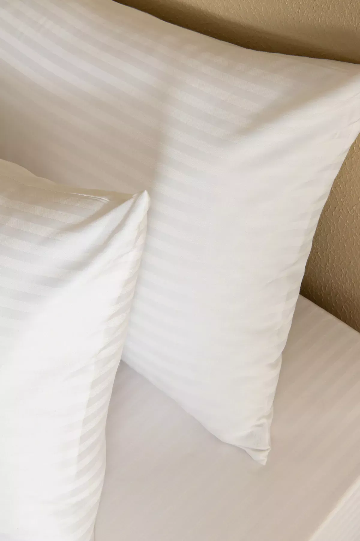 yastik-kilifi-beyaz-1 Yastık Kılıfı, 84 Tel Çizgili Saten - Tüm Ebatlar - Görsel 1